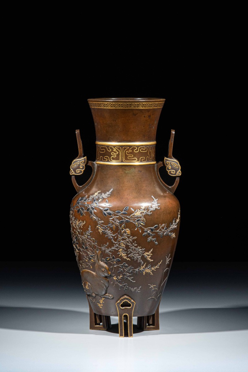 Vaso in bronzo raffigurante un coniglio al chiaro di luna