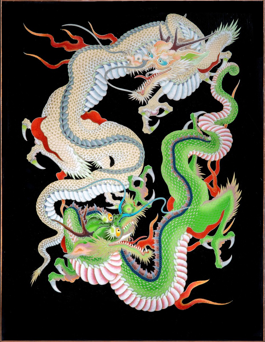 Placca cloisonné raffigurante due draghi Ryu con le fauci spalancate