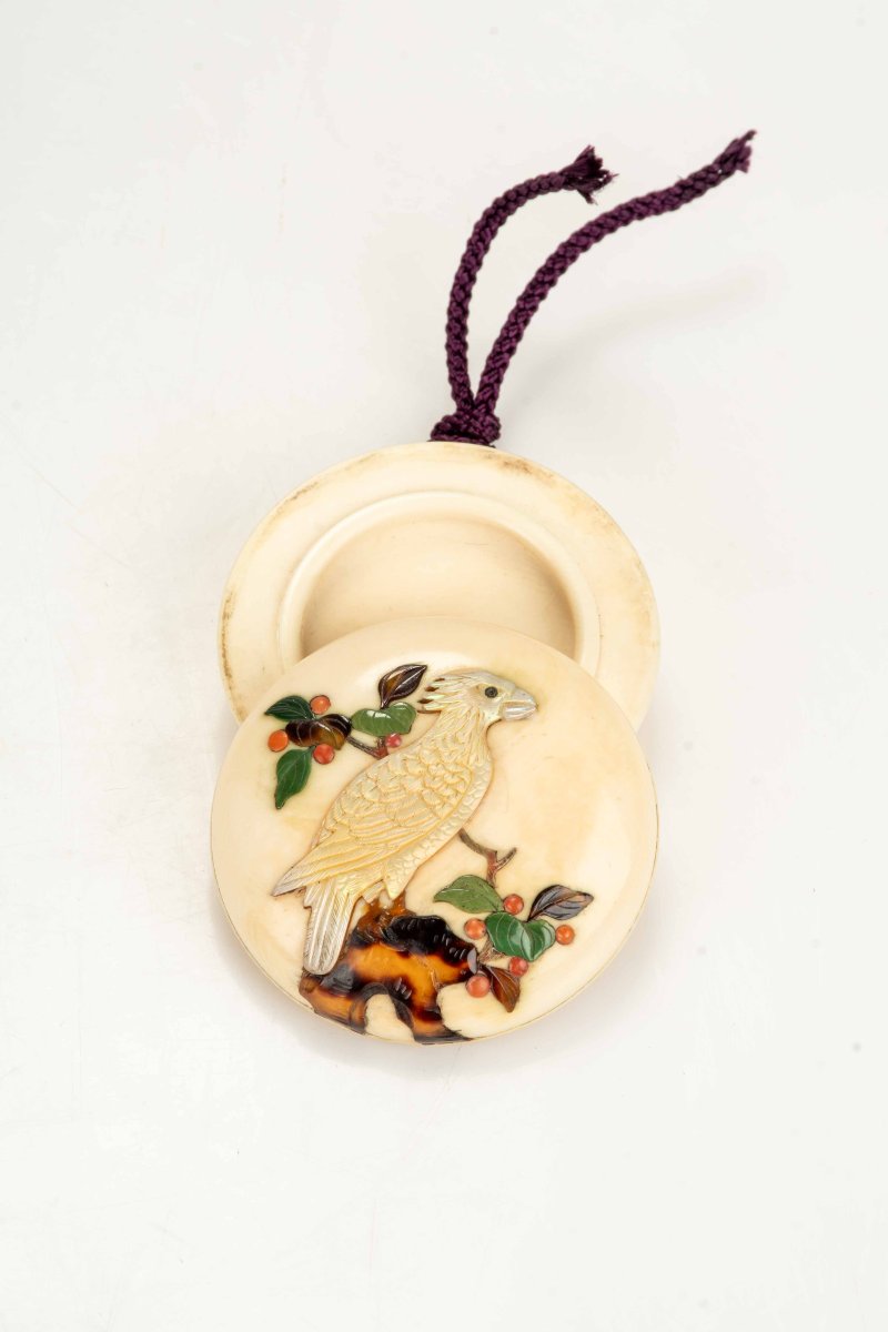 Netsuke manju in avorio e intarsi Shibayama raffigurante un falco-photo-2