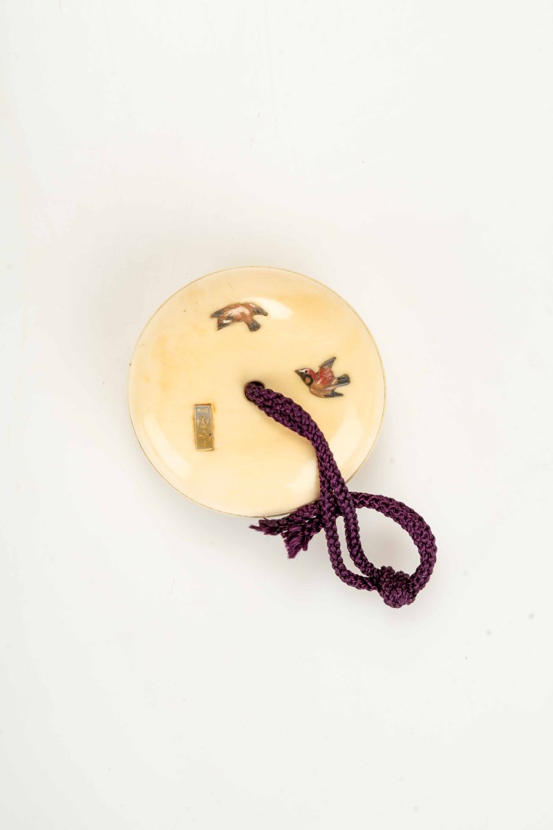Netsuke manju in avorio e intarsi Shibayama raffigurante un falco-photo-3