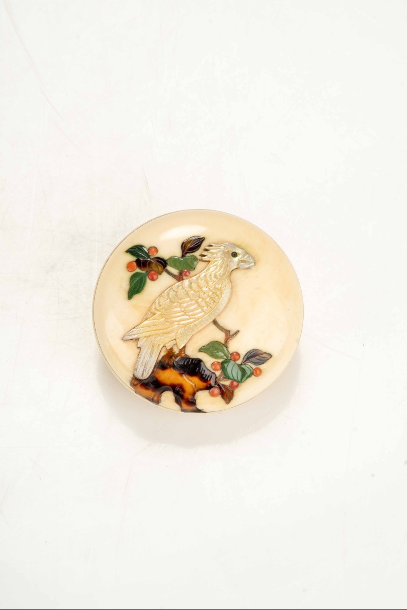 Netsuke manju in avorio e intarsi Shibayama raffigurante un falco