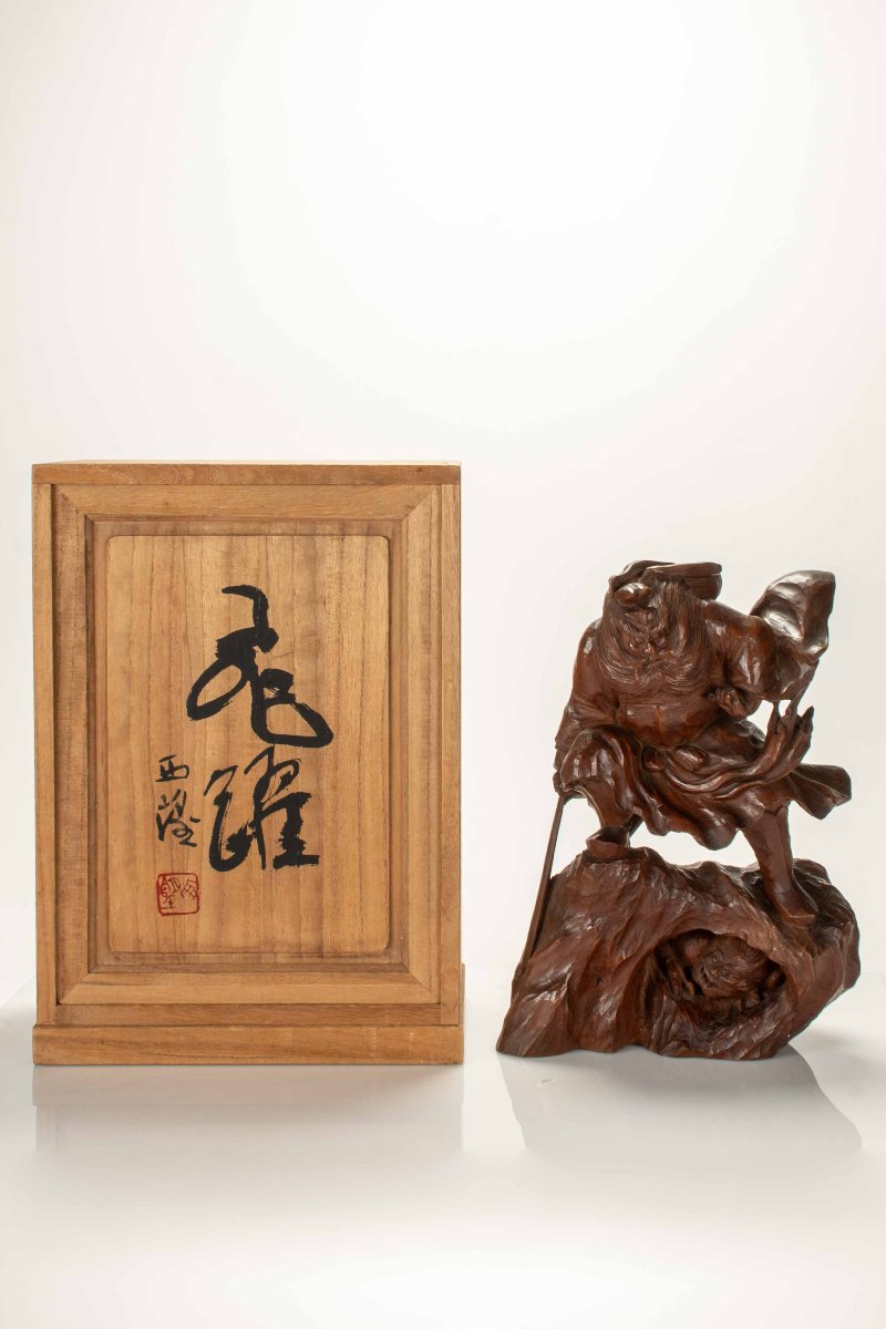 Okimono in legno di bosso raffigurante Shōki intento a sorprendere un oni-photo-7