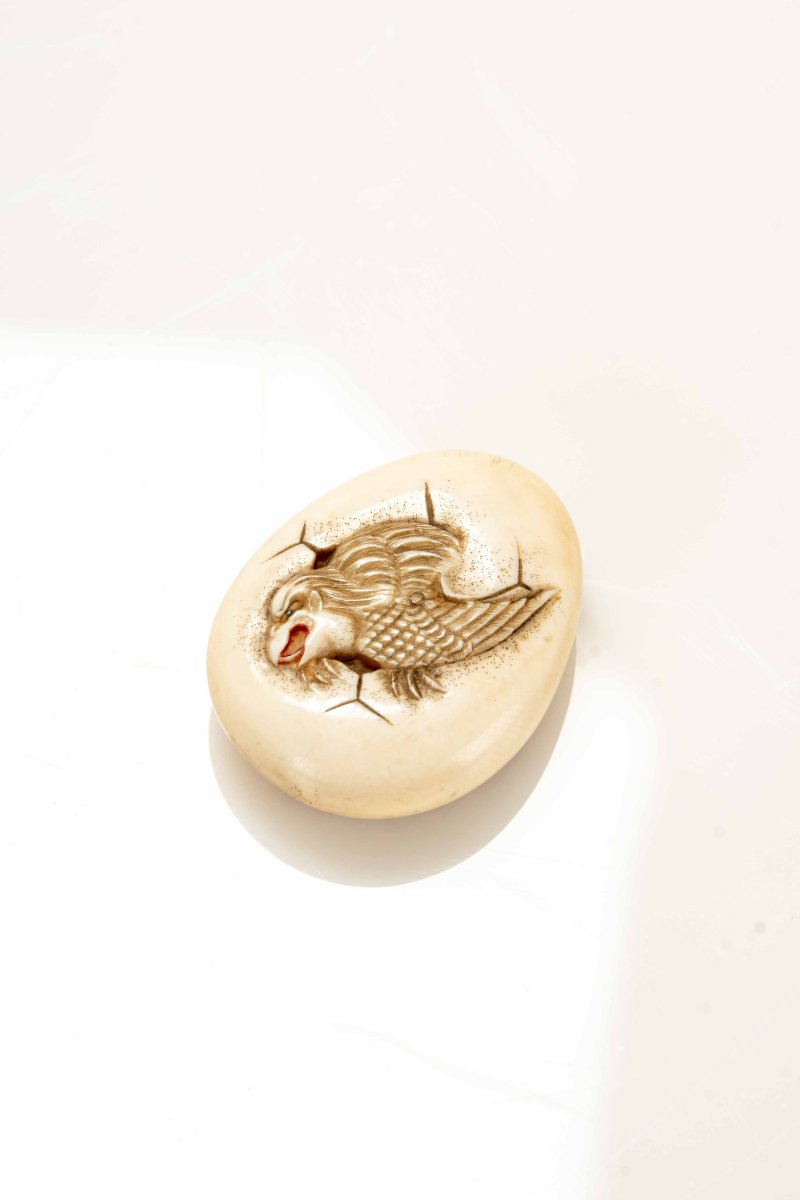 Netsuke manju in avorio di forma ovale e simile a un uovo raffigurante un Tengu-photo-2