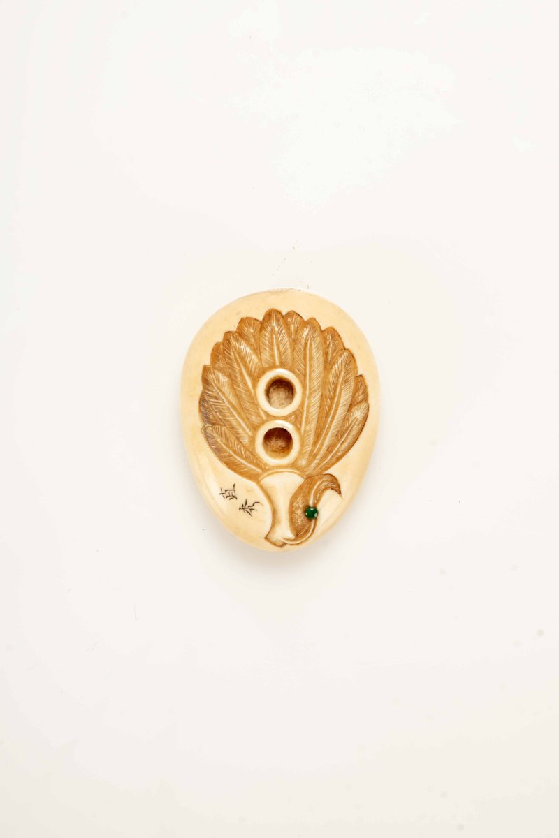 Netsuke manju in avorio di forma ovale e simile a un uovo raffigurante un Tengu-photo-3