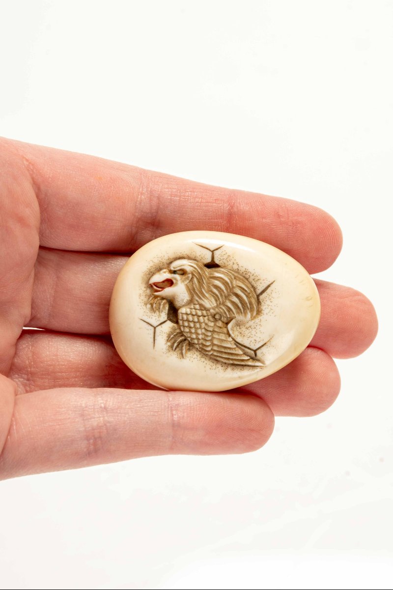 Netsuke manju in avorio di forma ovale e simile a un uovo raffigurante un Tengu-photo-4