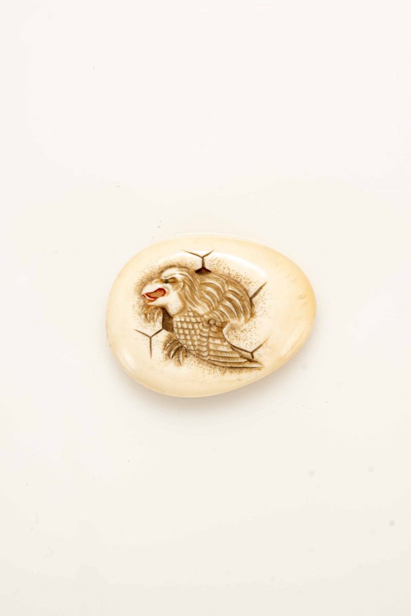 Netsuke manju in avorio di forma ovale e simile a un uovo raffigurante un Tengu