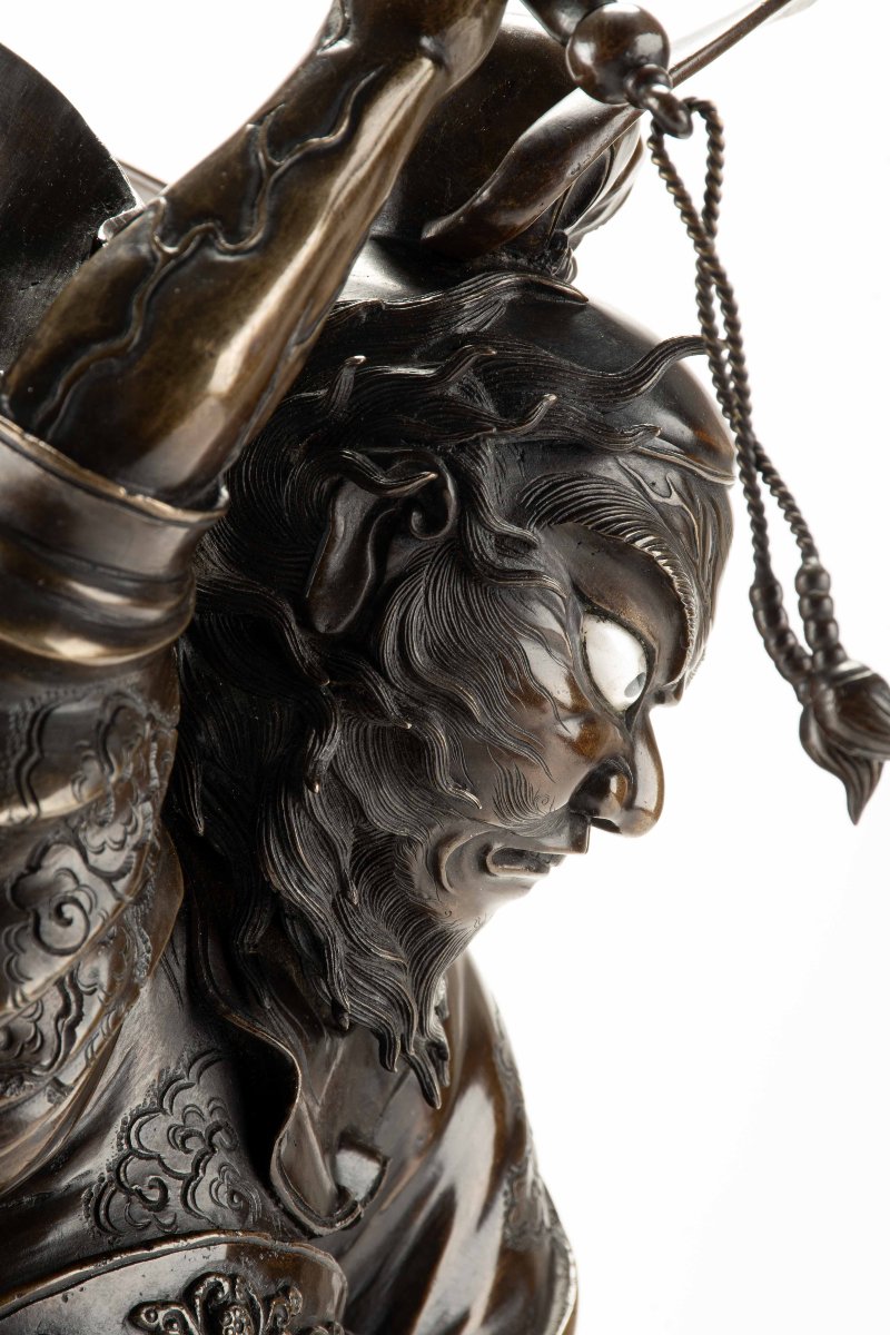 Scultura in bronzo raffigurante Shoki con una coppia di oni-photo-1