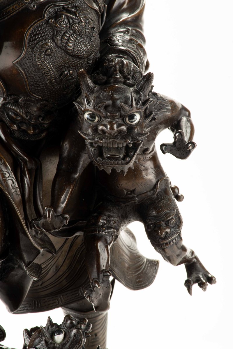 Scultura in bronzo raffigurante Shoki con una coppia di oni-photo-2