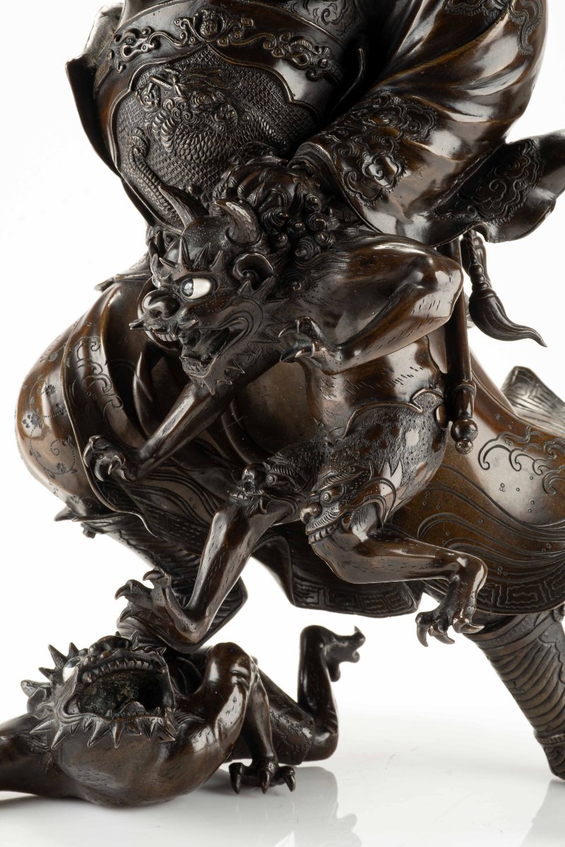 Scultura in bronzo raffigurante Shoki con una coppia di oni-photo-3