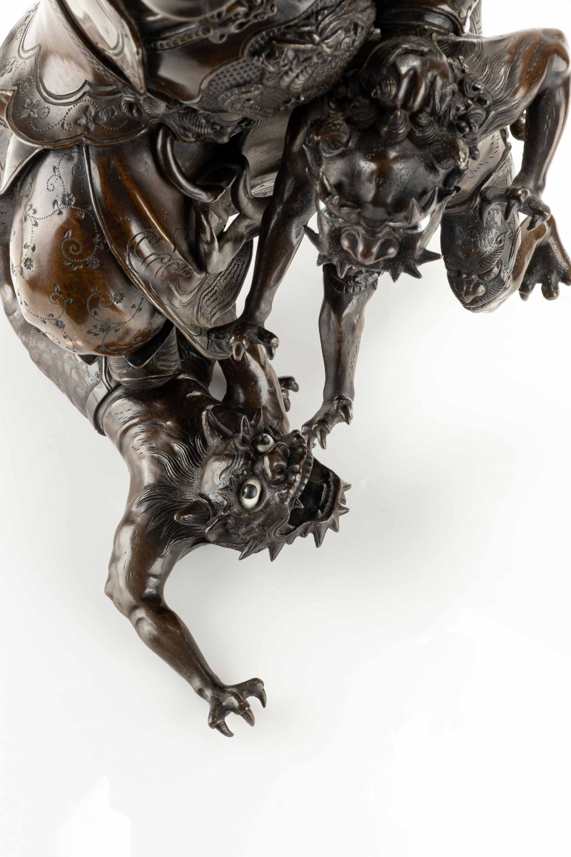 Scultura in bronzo raffigurante Shoki con una coppia di oni-photo-5