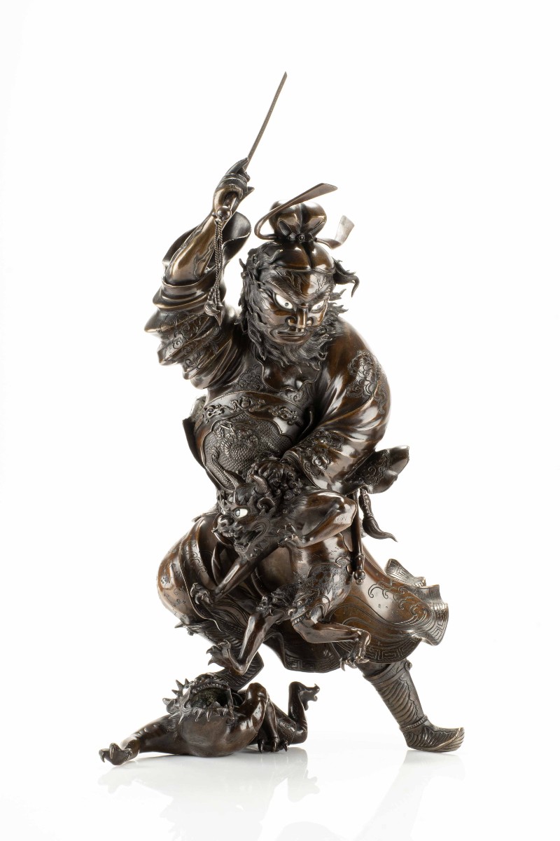 Scultura in bronzo raffigurante Shoki con una coppia di oni