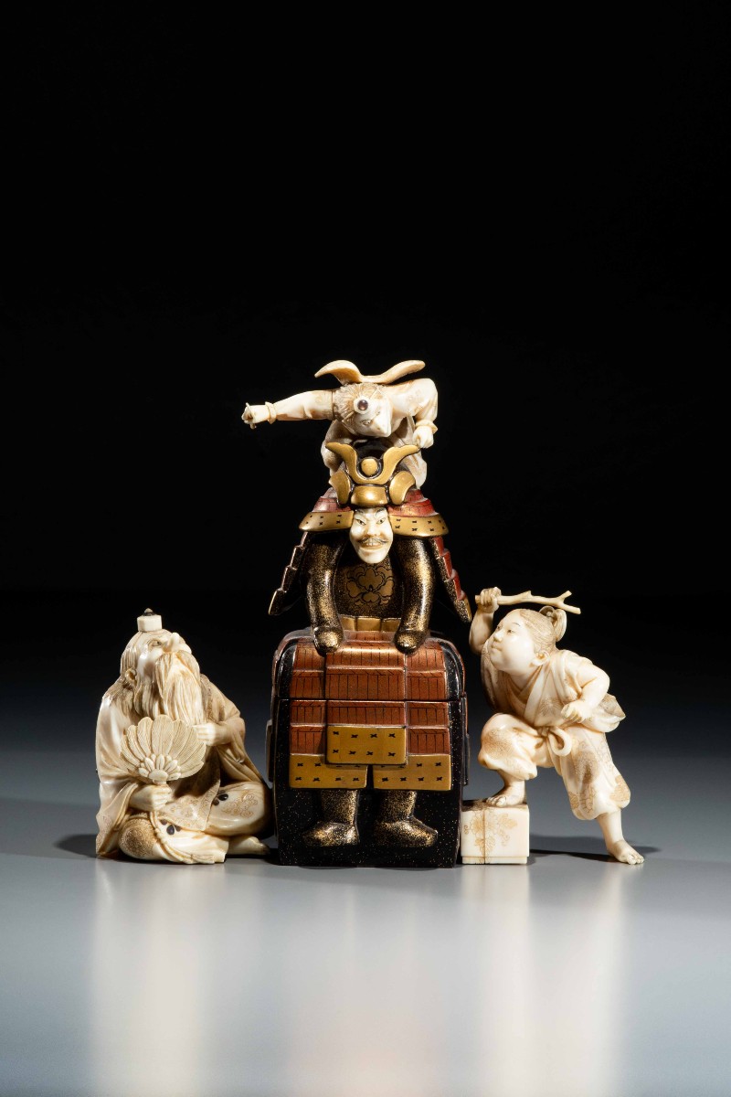 Okimono-scatola in lacca e avorio raffigurante un’armatura da samurai