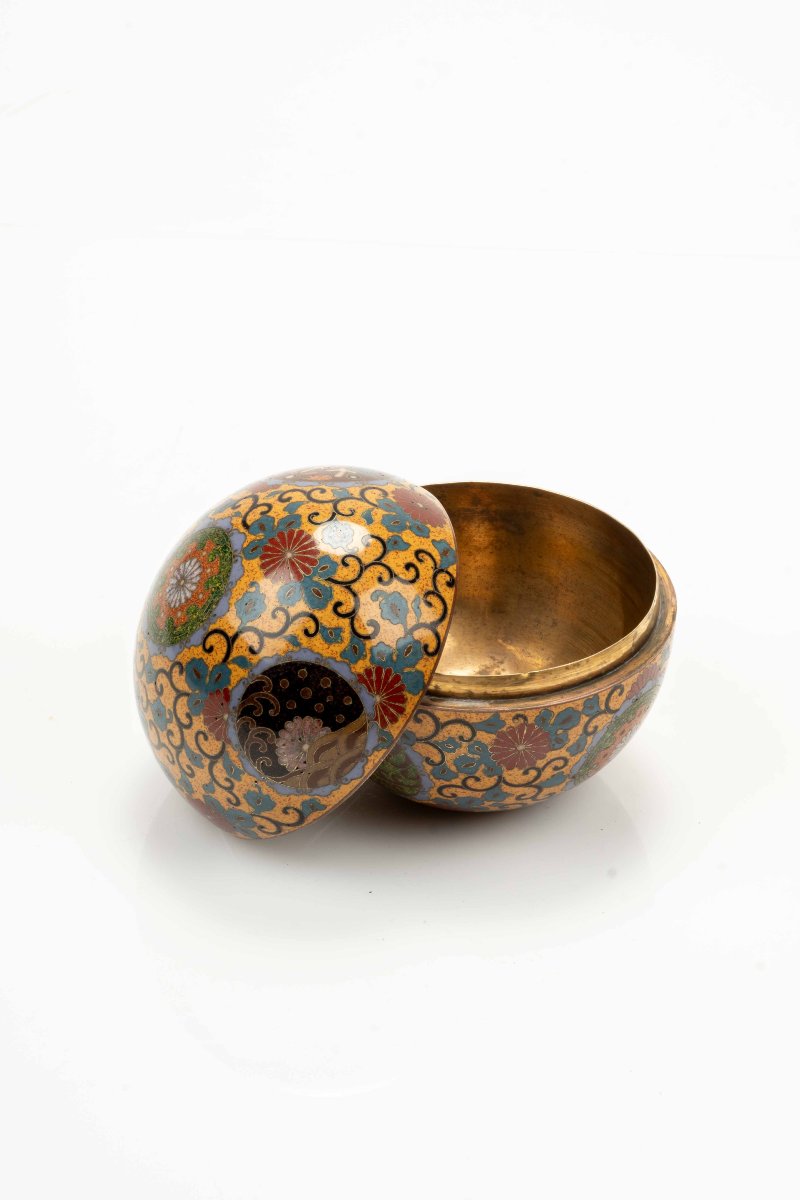 Scatola kogo in smalti cloisonné con motivi floreali stilizzati -photo-4