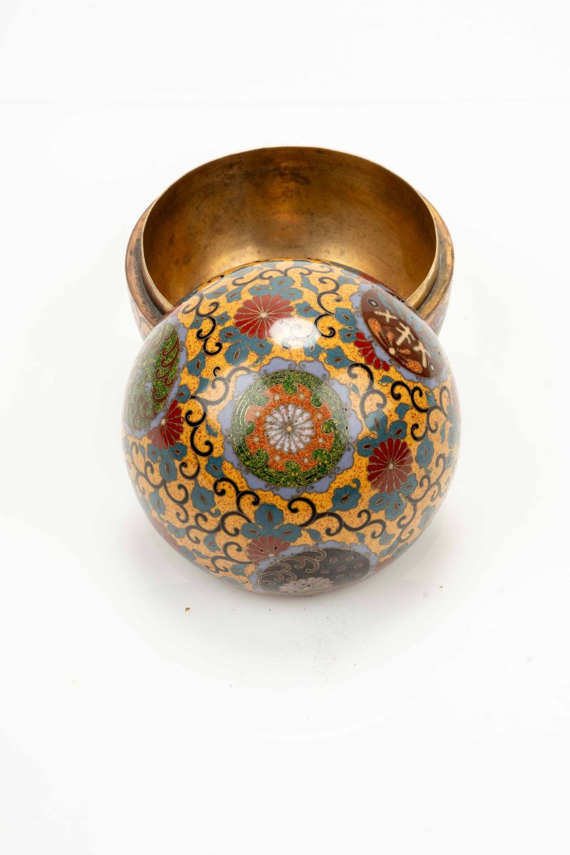 Scatola kogo in smalti cloisonné con motivi floreali stilizzati -photo-1