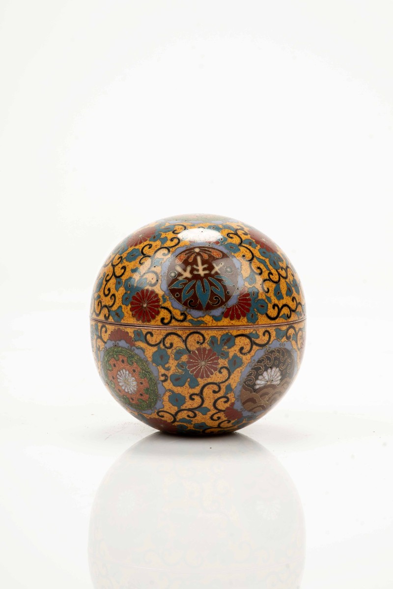 Scatola kogo in smalti cloisonné con motivi floreali stilizzati 