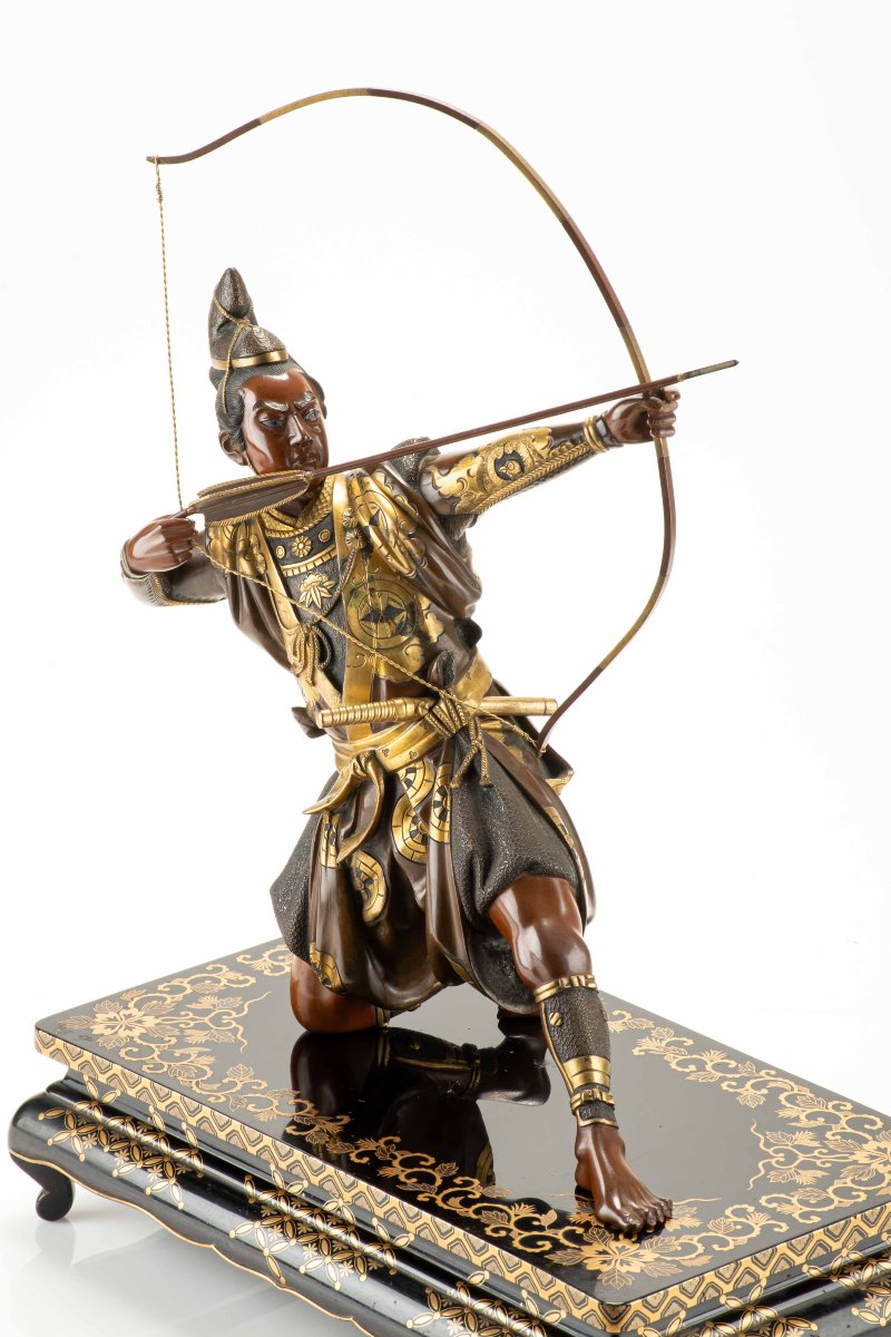 Okimono in bronzo raffigurante un samurai con arco, firmato Yoshimitsu -photo-3