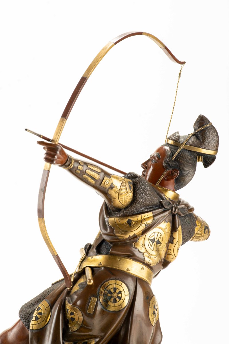 Okimono in bronzo raffigurante un samurai con arco, firmato Yoshimitsu -photo-1