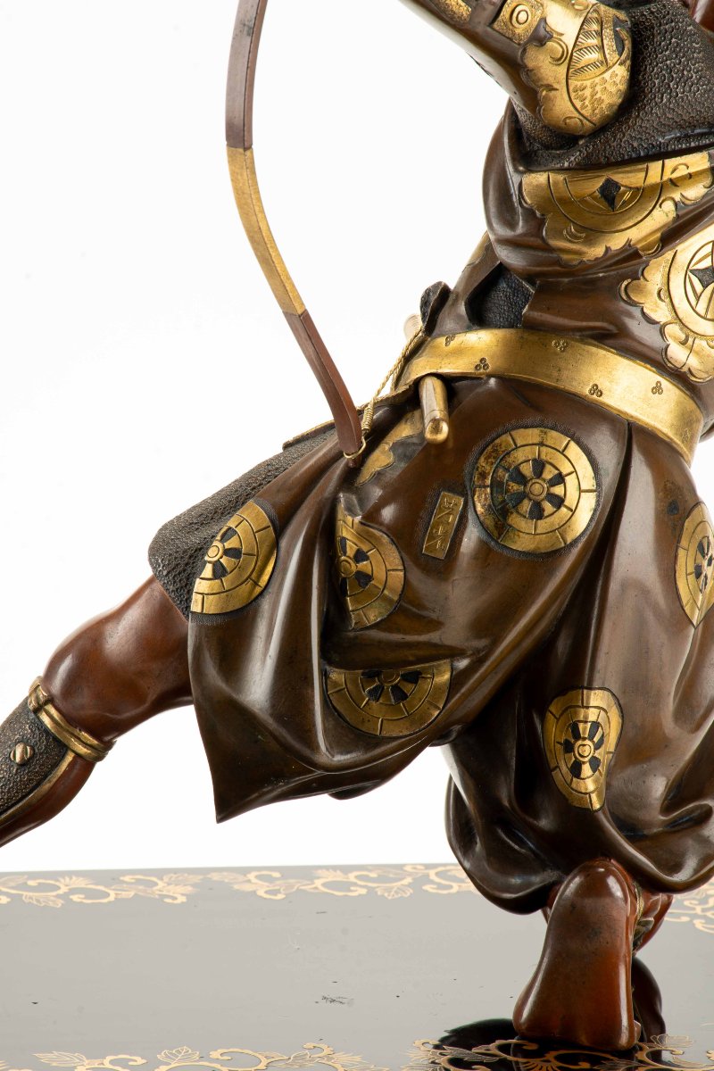 Okimono in bronzo raffigurante un samurai con arco, firmato Yoshimitsu -photo-2