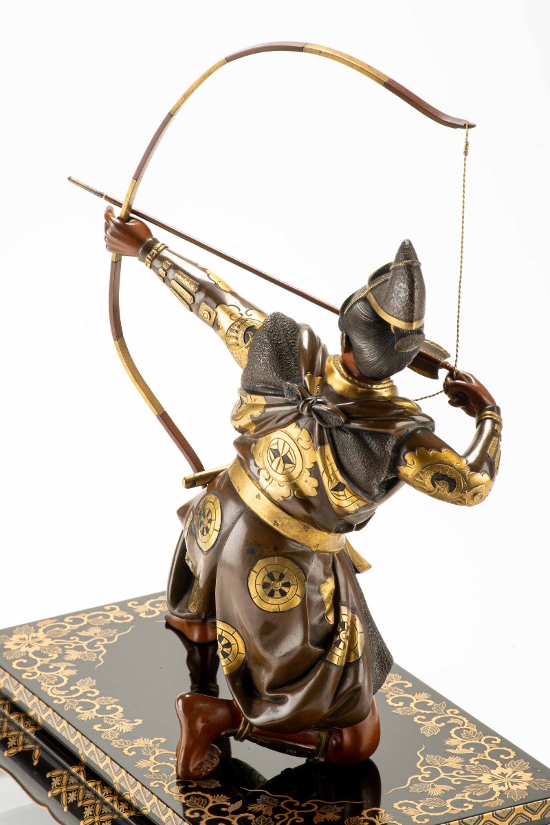 Okimono in bronzo raffigurante un samurai con arco, firmato Yoshimitsu -photo-3