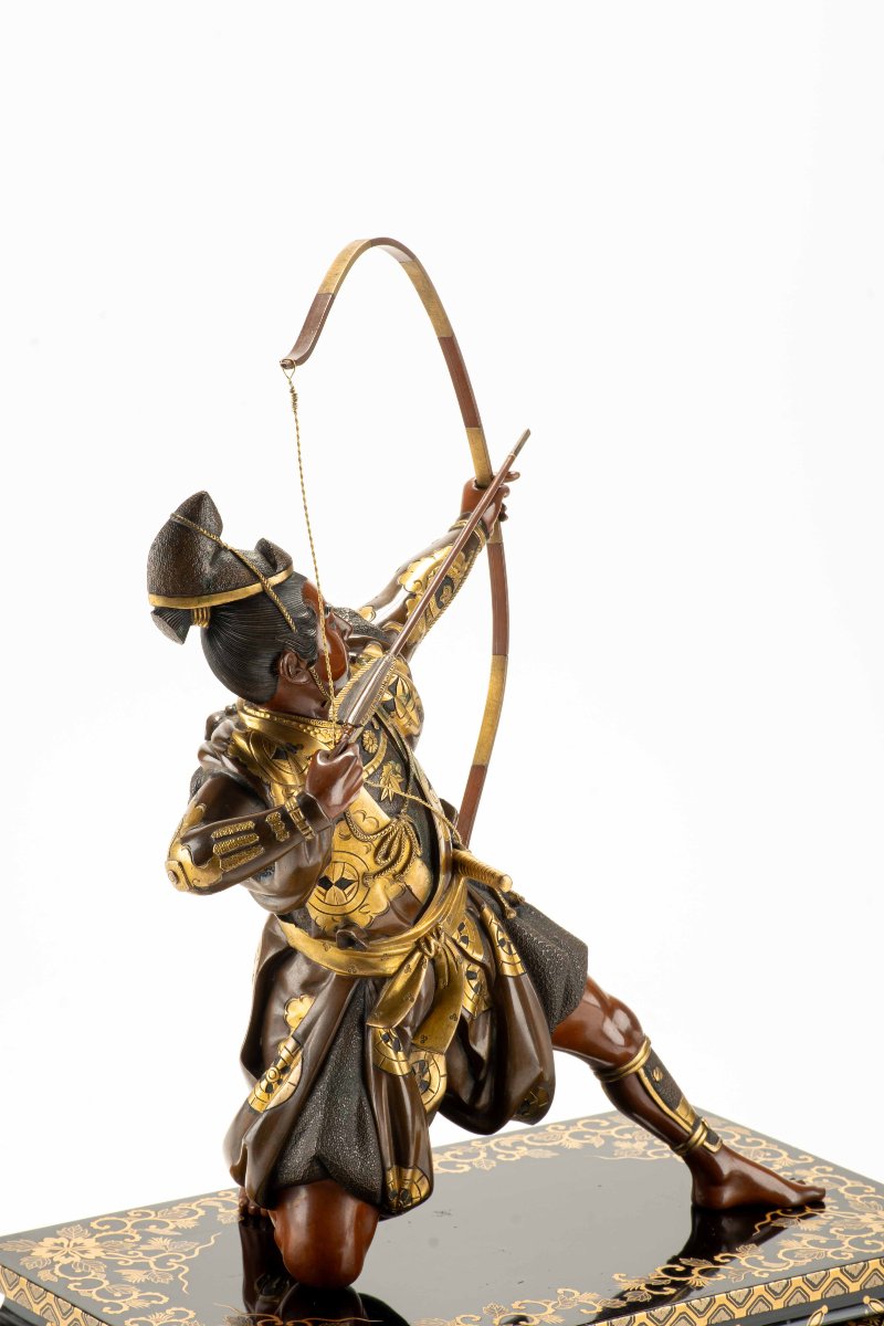 Okimono in bronzo raffigurante un samurai con arco, firmato Yoshimitsu -photo-4
