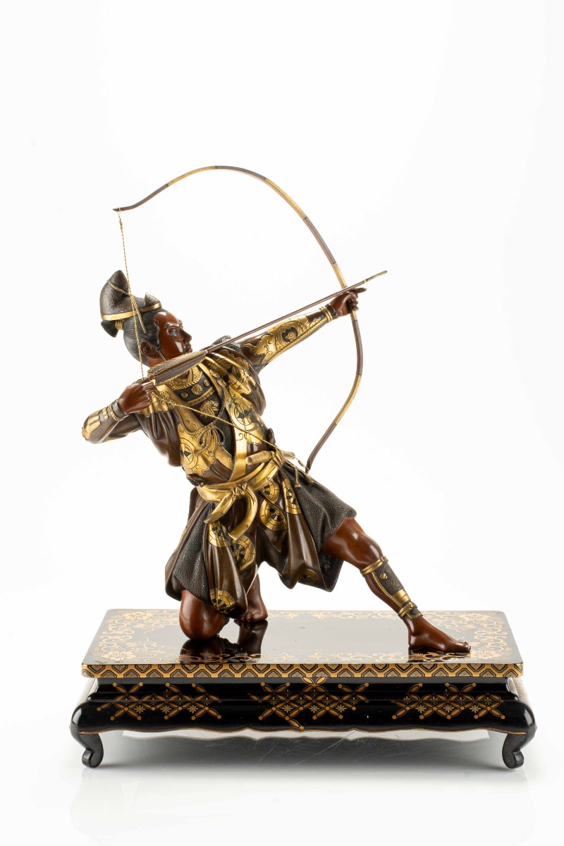 Okimono in bronzo raffigurante un samurai con arco, firmato Yoshimitsu 