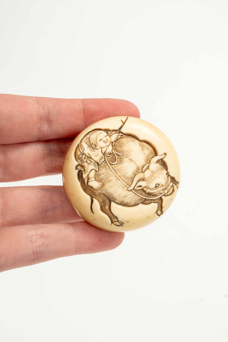 Netsuke giapponese manju in avorio raffigurante Kintaro su un bufalo, firmato Ipposai-photo-3