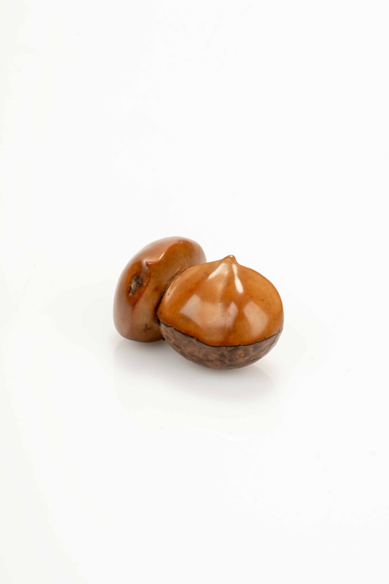 Netsuke in noce di corozo raffigurante due castagne, firmato Ikko