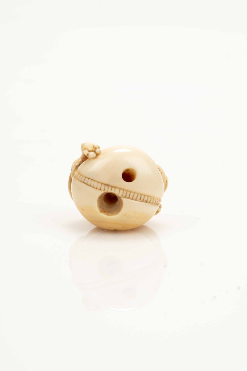 Netsuke giapponese in avorio marino raffigurante un cucciolo -photo-4