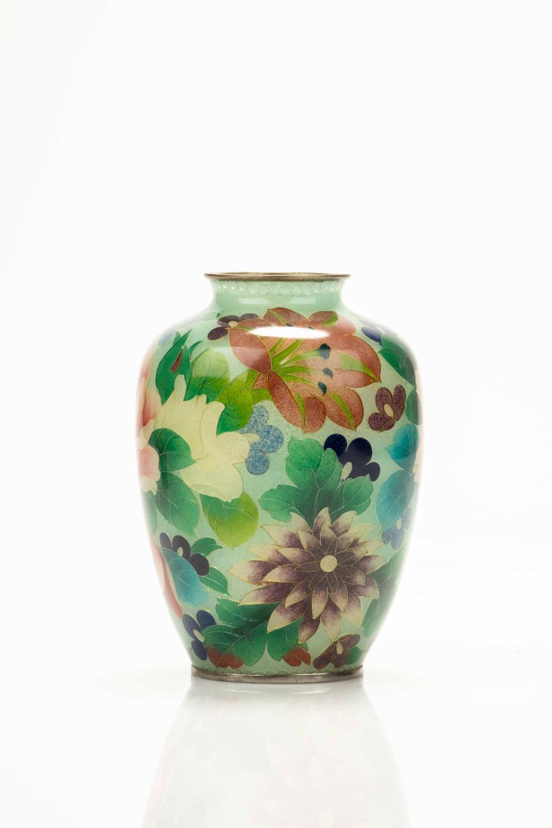 Vaso giapponese plique-à-jour decorato con fiori policromi su fondo verde chiaro-photo-2