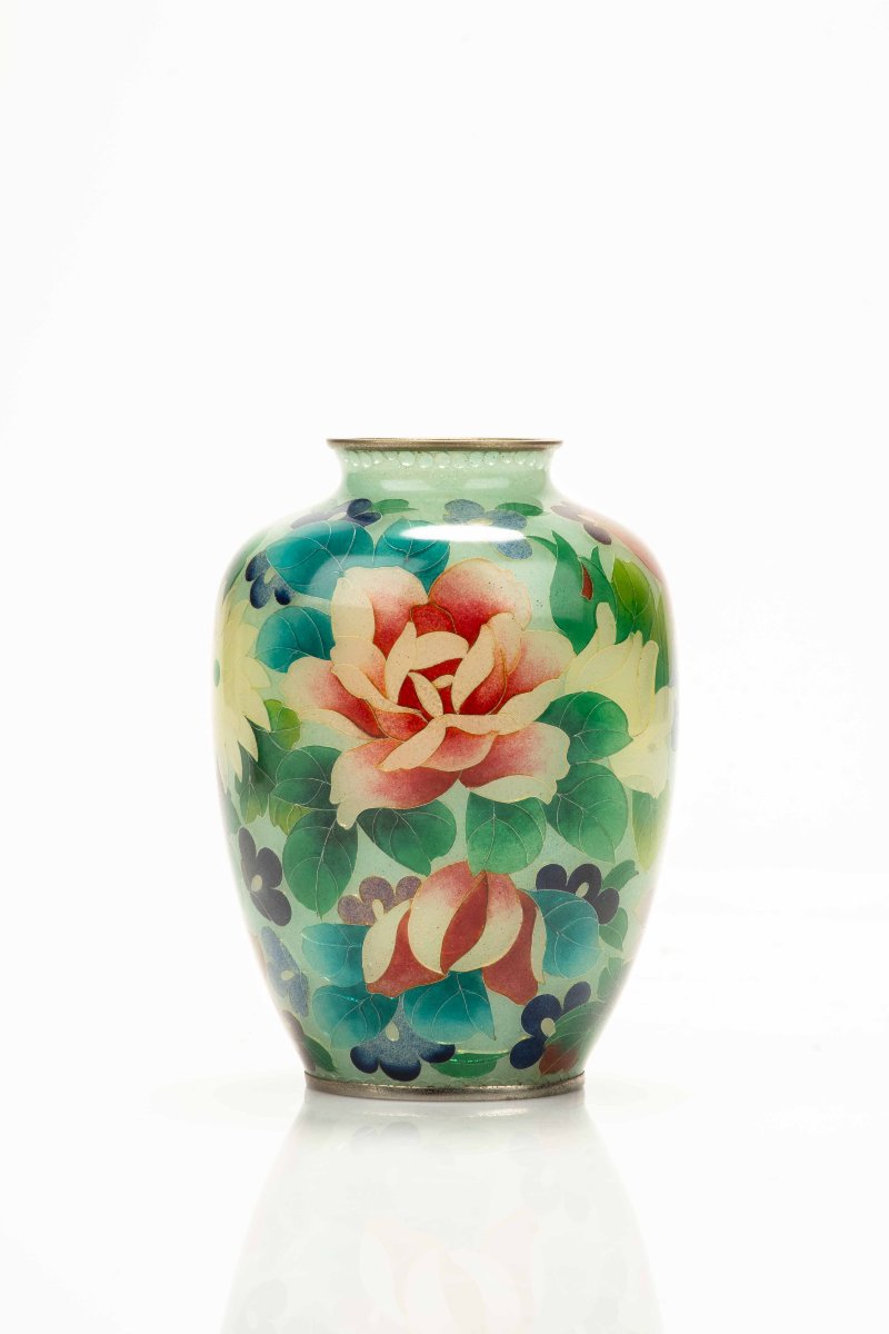 Vaso giapponese plique-à-jour decorato con fiori policromi su fondo verde chiaro-photo-3