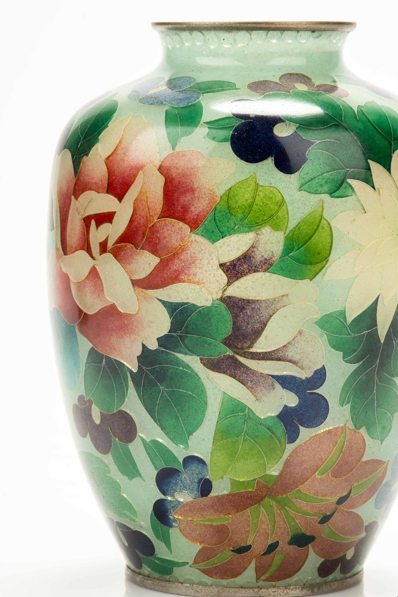 Vaso giapponese plique-à-jour decorato con fiori policromi su fondo verde chiaro-photo-1
