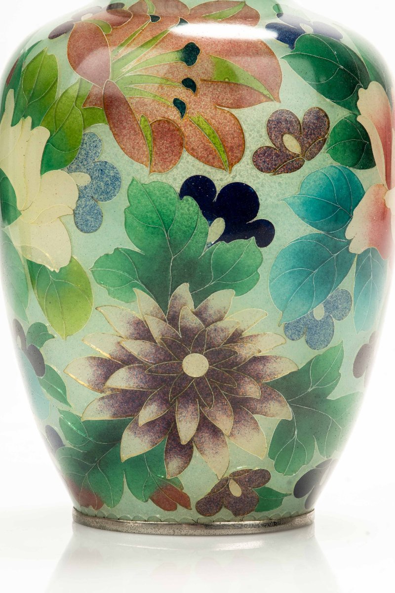 Vaso giapponese plique-à-jour decorato con fiori policromi su fondo verde chiaro-photo-2