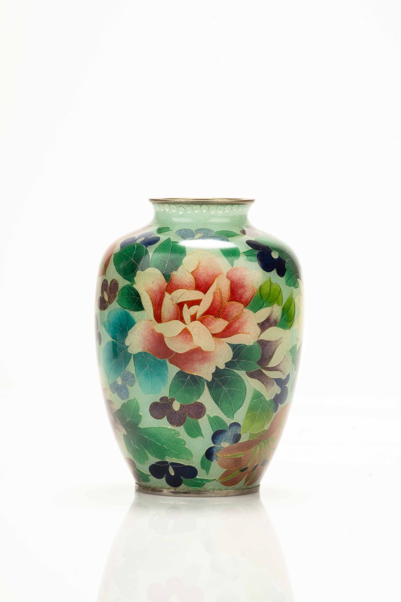 Vaso giapponese plique-à-jour decorato con fiori policromi su fondo verde chiaro