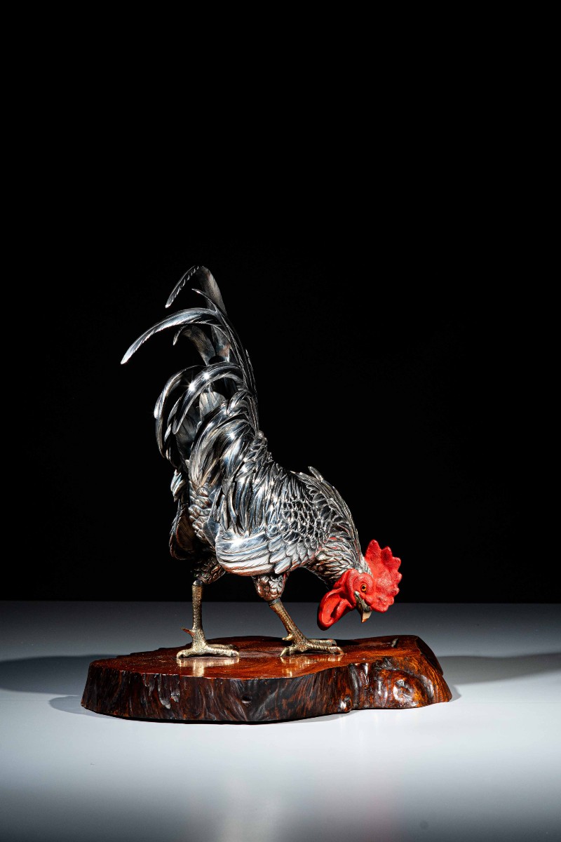 Okimono in bronzo argentato raffigurante un gallo firmato Yoshiaki