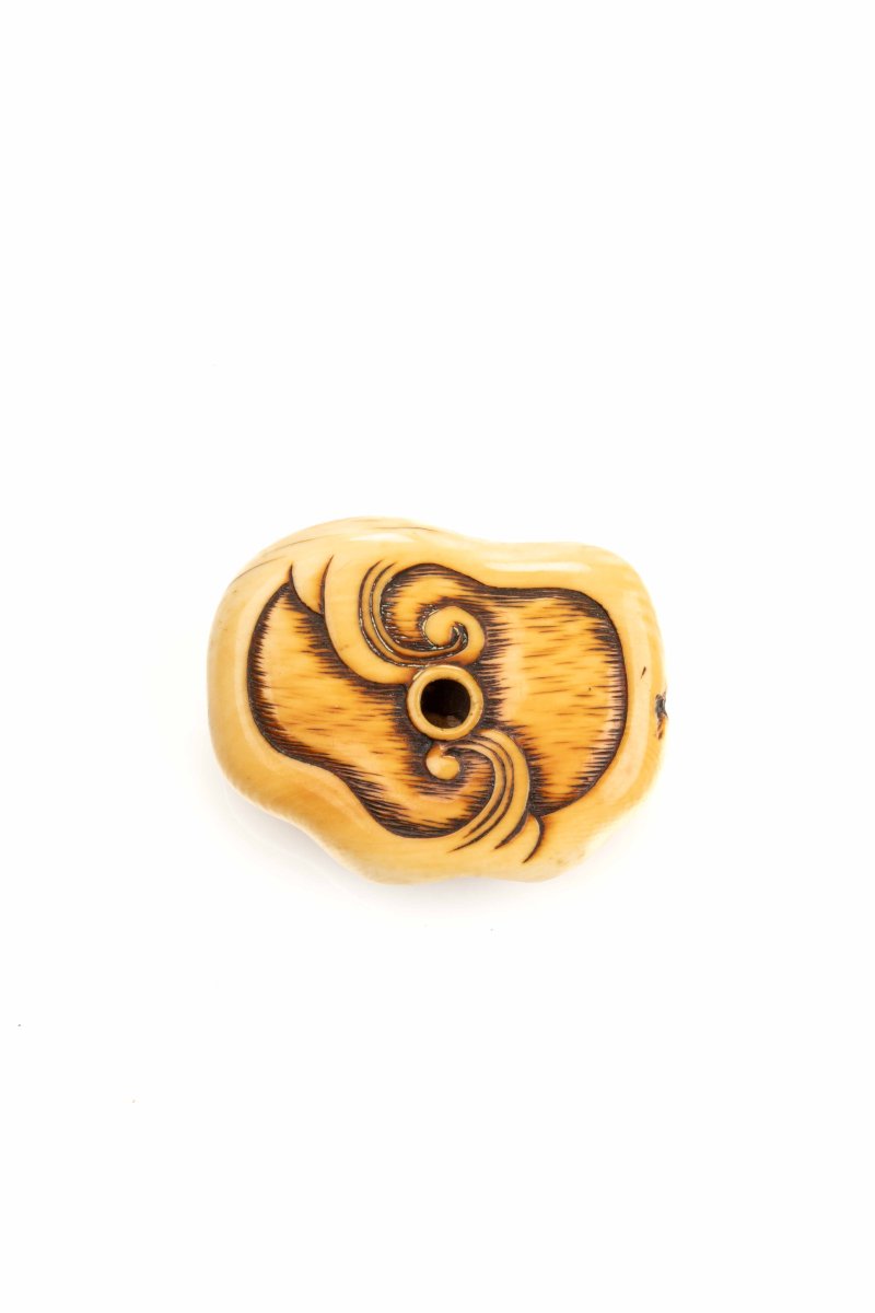 Netsuke manju giapponese in avorio raffigurante un drago avvolto su se stesso-photo-2