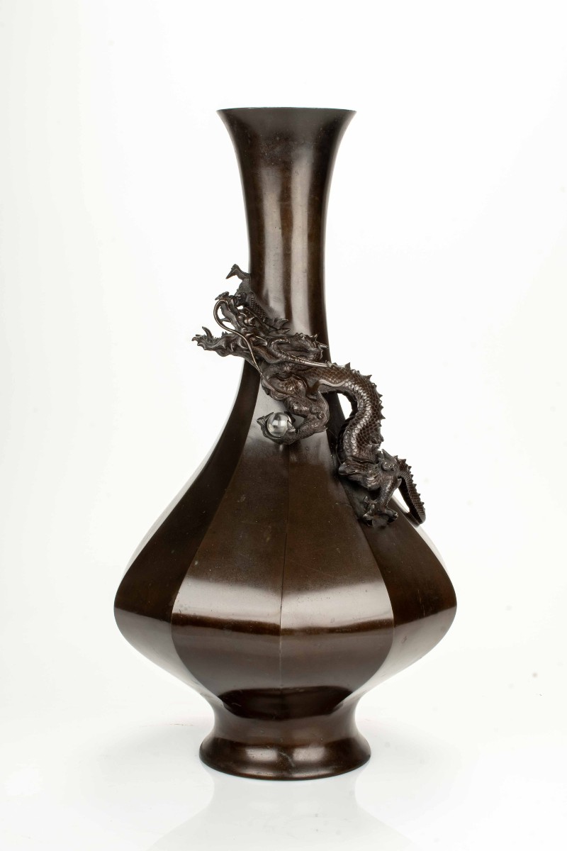 Vaso in bronzo giapponese con drago Ryu a rilievo, firmato Maruki sei
