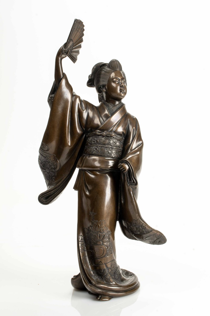Scultura giapponese in bronzo raffigurante una danzatrice con ventaglio