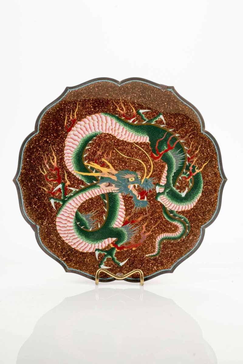 Piatto lobato in smalto cloisonné raffigurante un drago Ryu