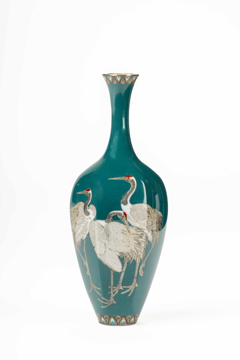 Vaso cloisonné raffigurante tre gru della Manciuria su fondo turchese