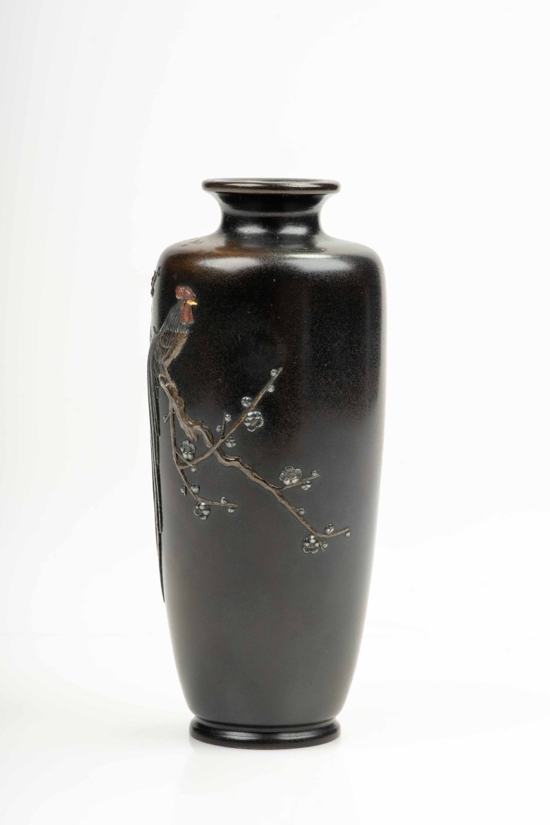 Vaso in bronzo raffigurante un gallo onagadori su un ramo di pruno, firmato Kuroda Company-photo-2