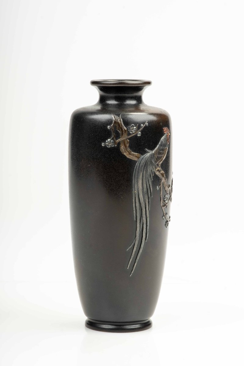 Vaso in bronzo raffigurante un gallo onagadori su un ramo di pruno, firmato Kuroda Company-photo-4