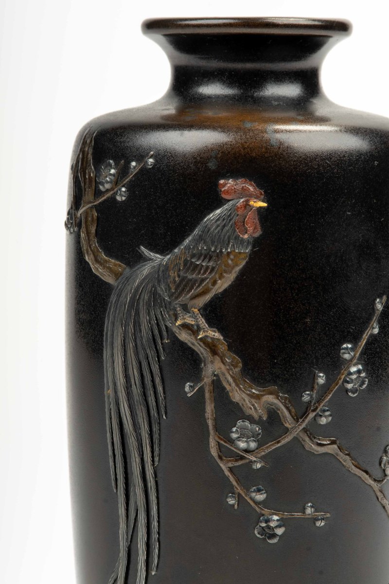 Vaso in bronzo raffigurante un gallo onagadori su un ramo di pruno, firmato Kuroda Company-photo-1