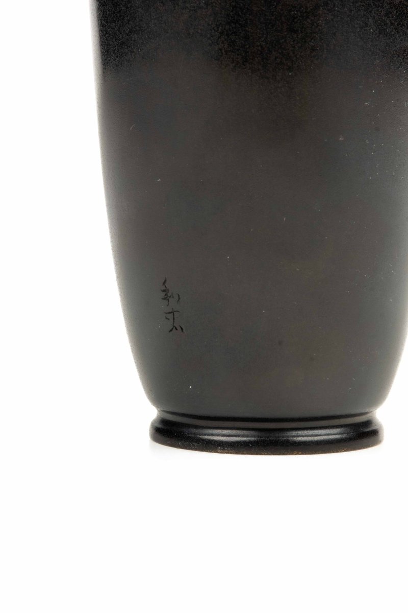 Vaso in bronzo raffigurante un gallo onagadori su un ramo di pruno, firmato Kuroda Company-photo-2