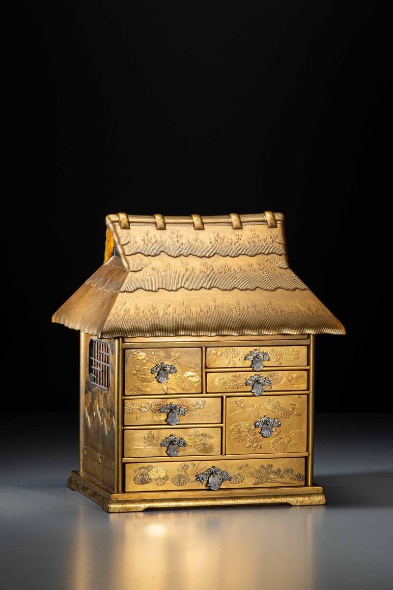 Kodansu in lacca oro a forma di cottage Minka decorato con crisantemi
