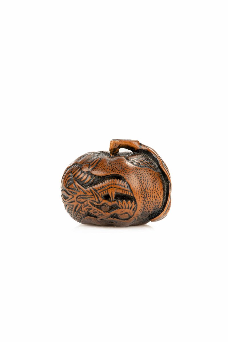 Netsuke in legno di bosso raffigurante un mandarino con drago inciso, firmato Tomomitsu-photo-2