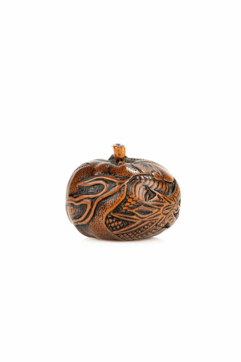 Netsuke in legno di bosso raffigurante un mandarino con drago inciso, firmato Tomomitsu-photo-3