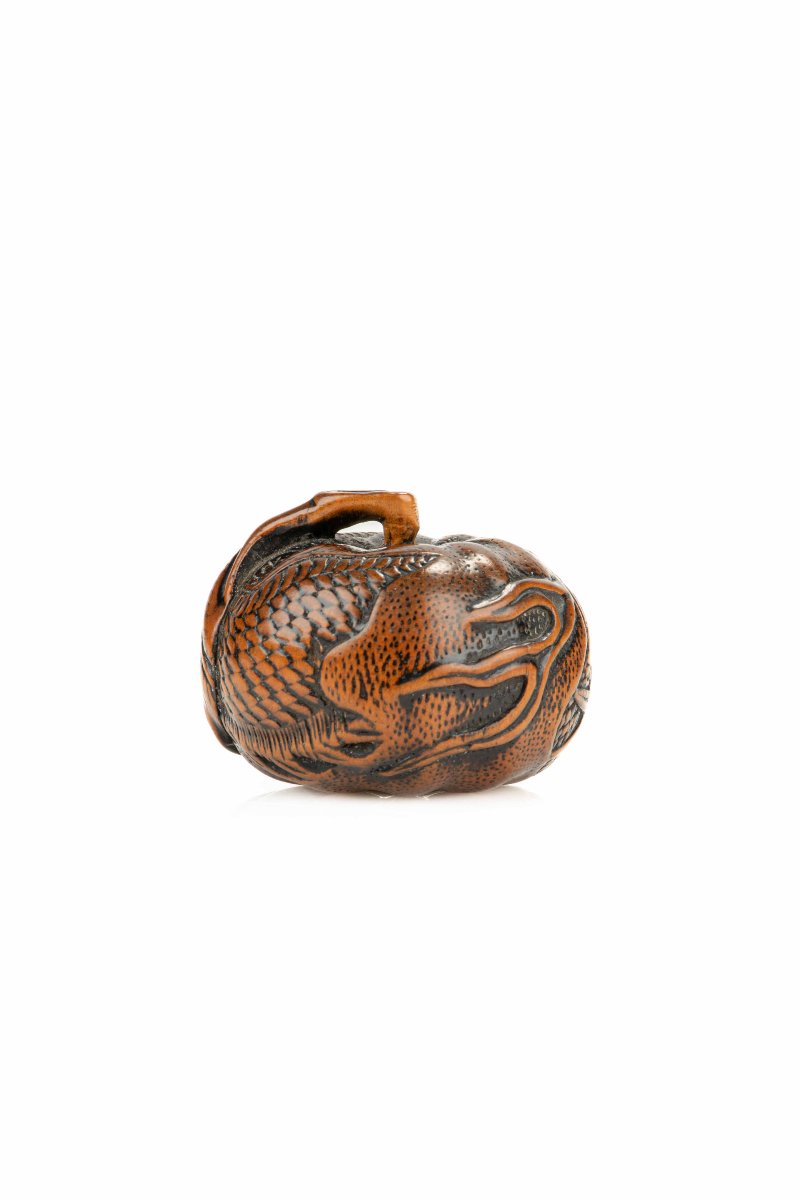 Netsuke in legno di bosso raffigurante un mandarino con drago inciso, firmato Tomomitsu-photo-4