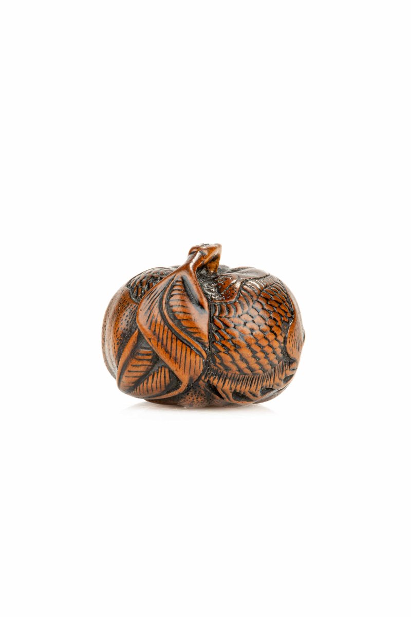 Netsuke in legno di bosso raffigurante un mandarino con drago inciso, firmato Tomomitsu-photo-1