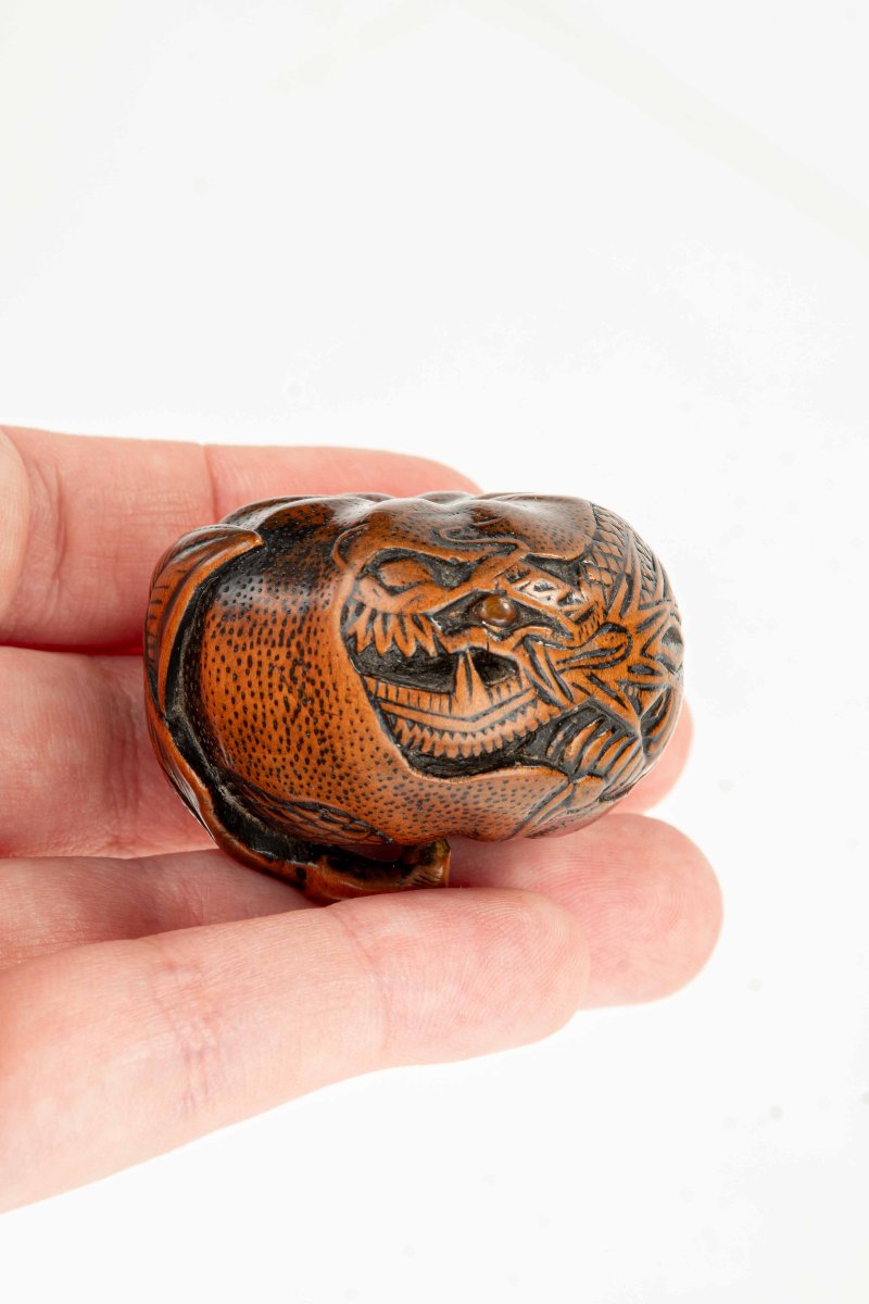 Netsuke in legno di bosso raffigurante un mandarino con drago inciso, firmato Tomomitsu-photo-3