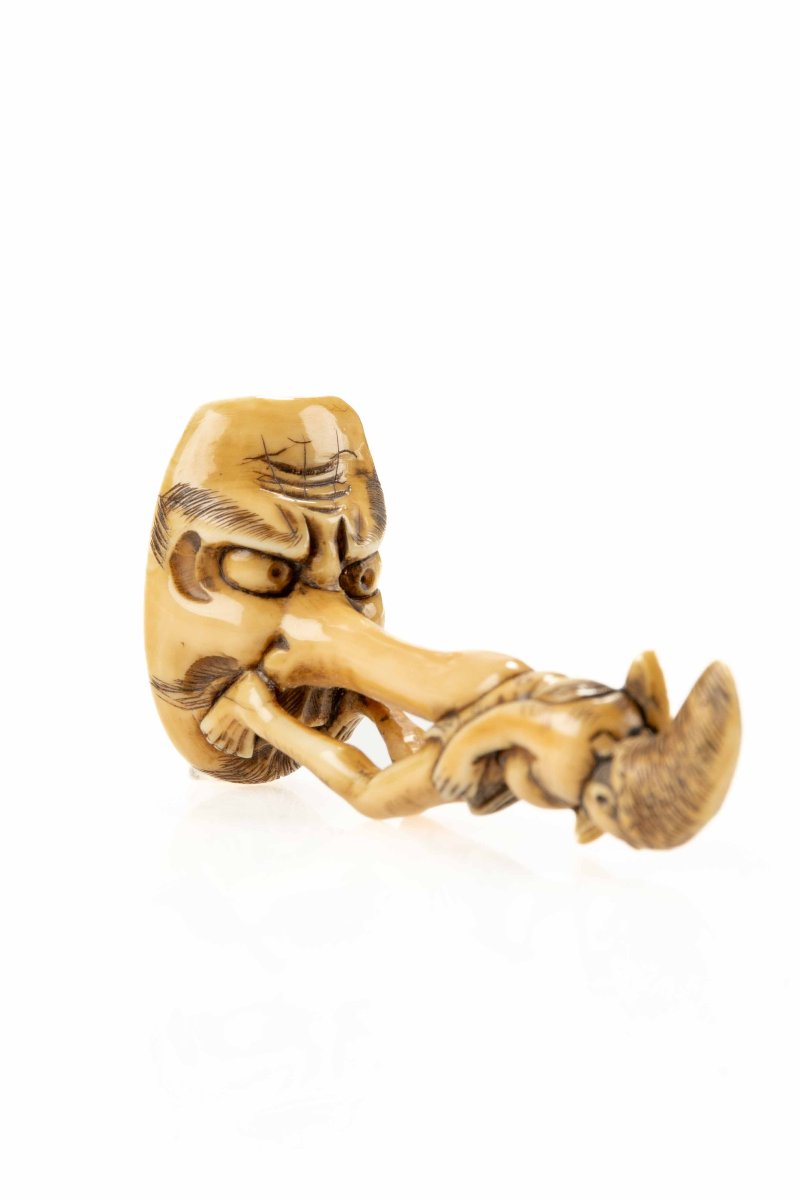 Netsuke shunga in avorio raffigurante un monaco seduto sul naso di Tengu, firmato Masayuki-photo-2